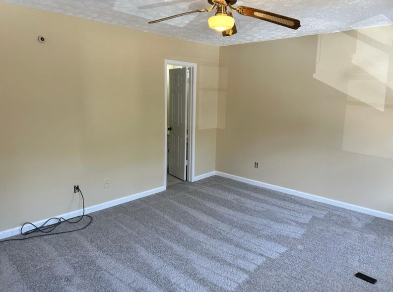Building Photo - 4350 Village Square Ln