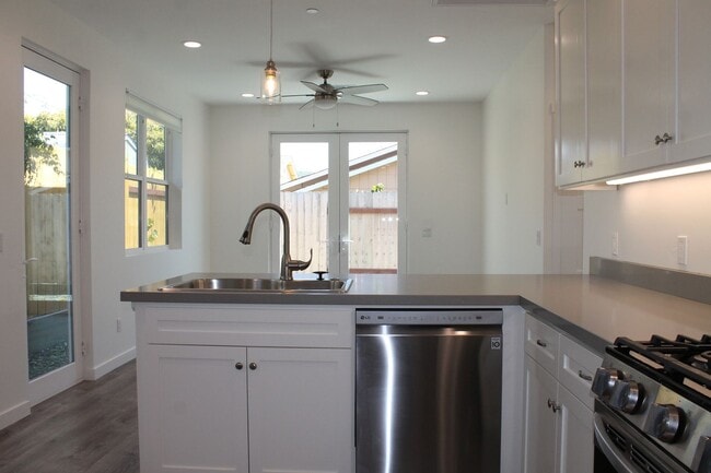 Building Photo - New and clean rear unit in duplex