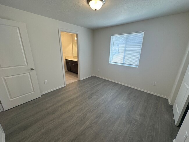 Building Photo - MIDTOWN Almost New House, 3 Bdrms, 2.5 Bat...