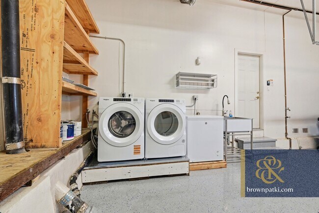 Building Photo - 360 Chenery St