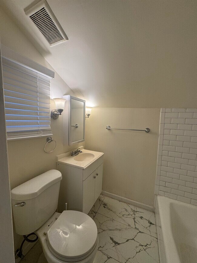 Building Photo - 386 Kennedy Dr