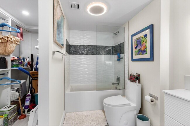 Building Photo - 1236 Hillsboro Mile