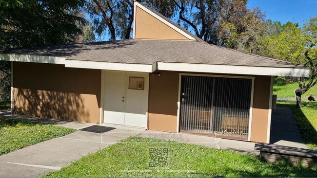 Building Photo - Beautifully 3BR Townhome with Huge Loft St...