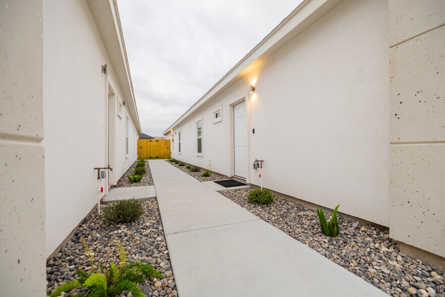 Building Photo - 722 S Stewart Blvd