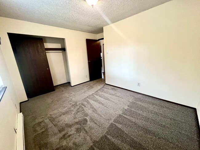 Building Photo - Upper-Floor Unit in Fourplex near Tacoma Mall