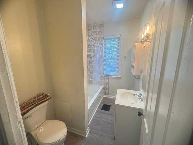 Building Photo - Single Family Home Located Near Medical Mi...
