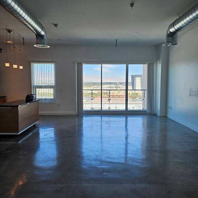 Building Photo - High Rise condo in the heart of the Arts D...