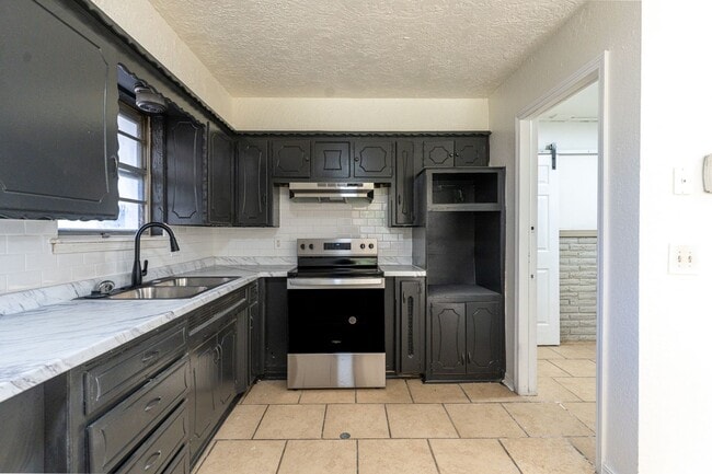 Building Photo - 4 Bedroom Rent to Own Home Available!