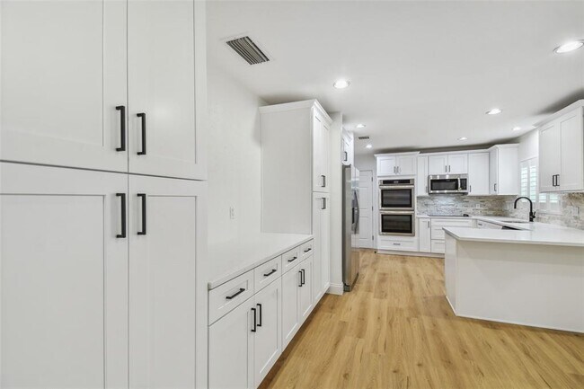 Building Photo - 4802 W Longfellow Ave