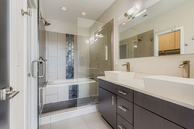 Building Photo - Luxury 3 bed, 3.5 bath Townhome Blocks fro...