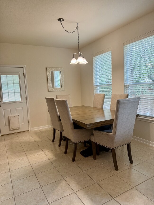 Building Photo - 510 Roble Fino