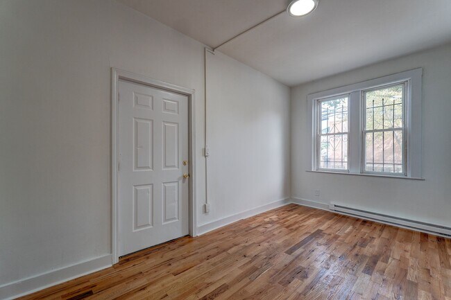 Building Photo - 522 Elm St