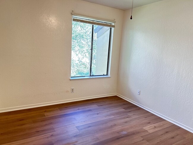 Building Photo - Charming Condo Near Monterey Coast