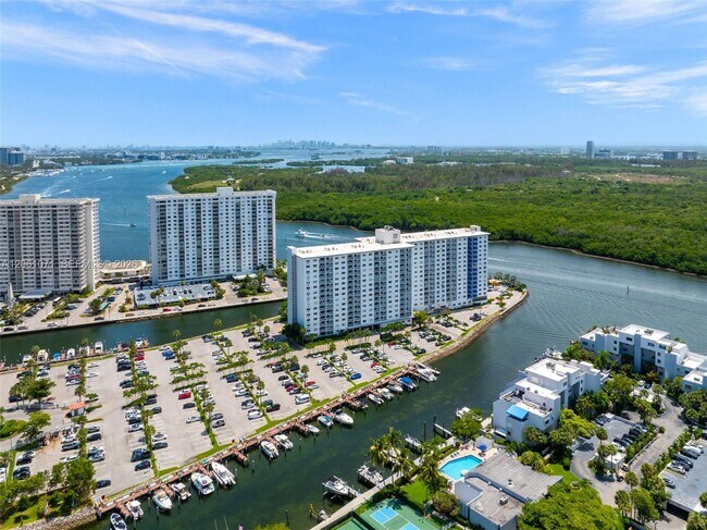 Building Photo - 400 Kings Point Dr