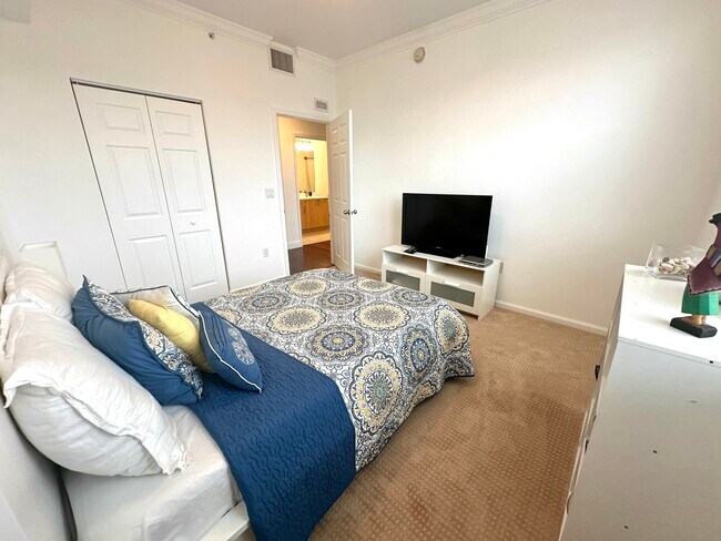 Building Photo - 533 NE 3rd Ave