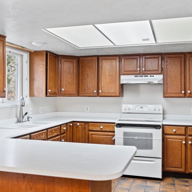 Building Photo - Large Murray 4 Bedroom Home