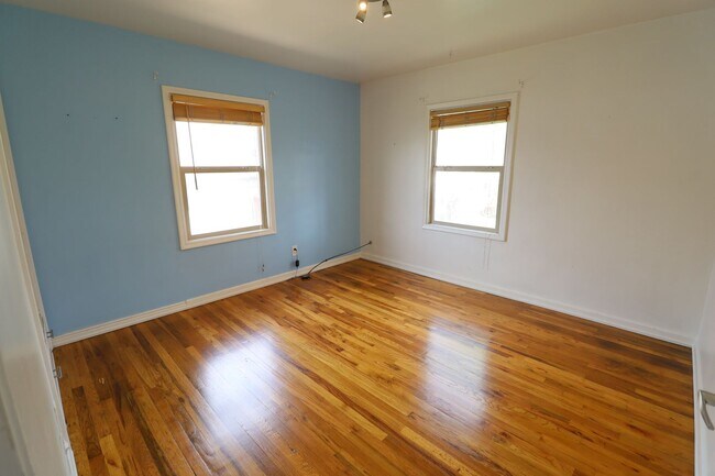 Building Photo - 360 N SF