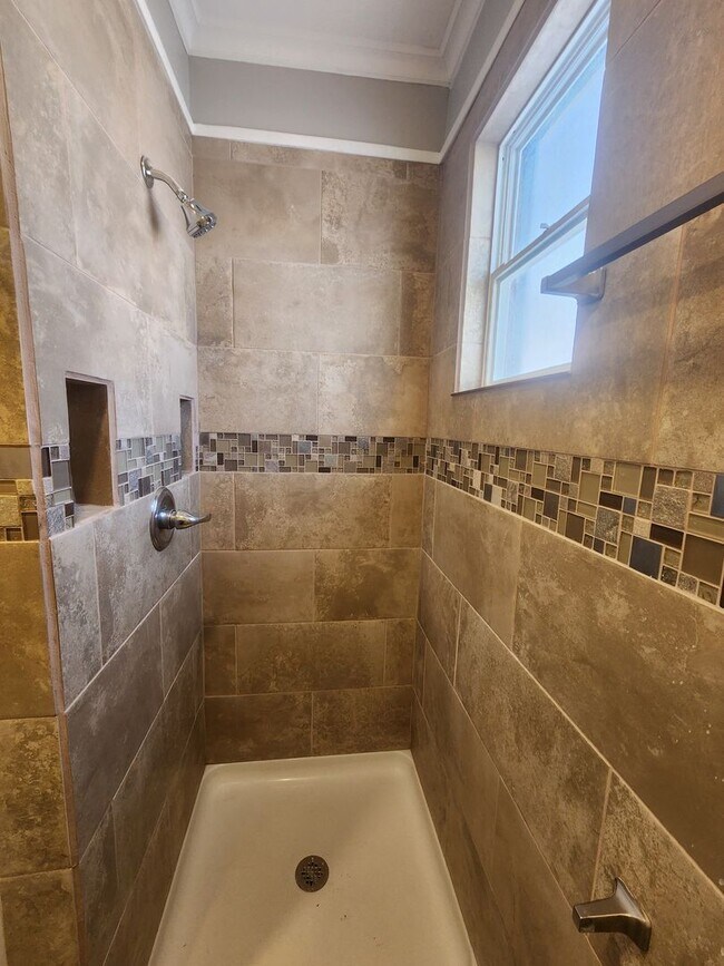 Building Photo - 1BR Unit - Freshly Remodeled