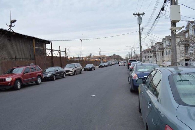 Building Photo - 392 Montauk Ave.