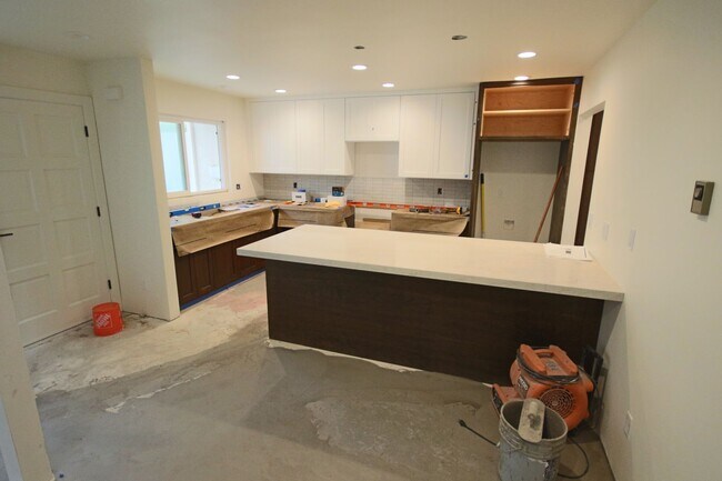 Building Photo - Completely Remodeled 3br Townhome in UTC