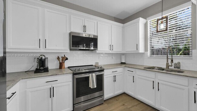 Building Photo - 9595 Town Parc Cir N