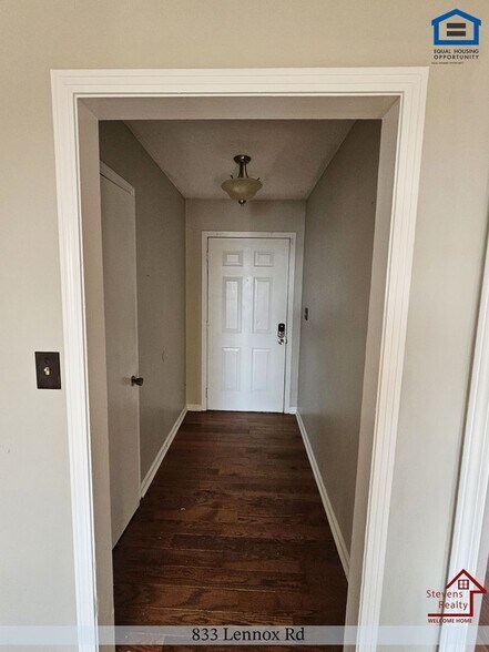 Building Photo - 833 Lennox Rd