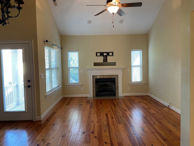 Building Photo - Fabulous Three Bedroom Duplex in Mooresville