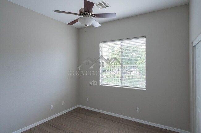 Building Photo - 2425 E Redwood Ct