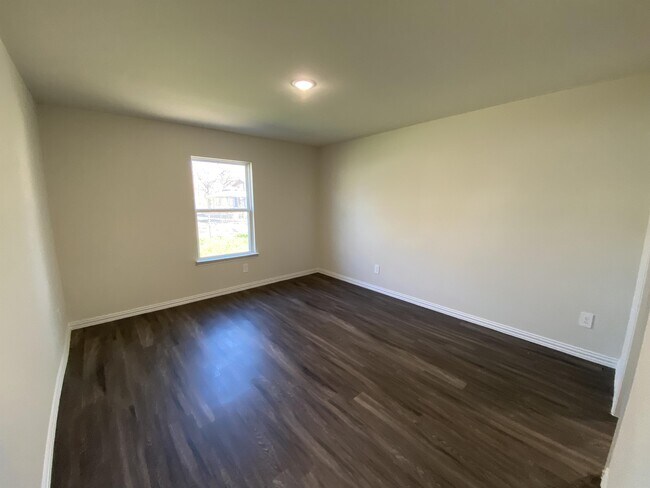 Building Photo - 104 Holiday Dr