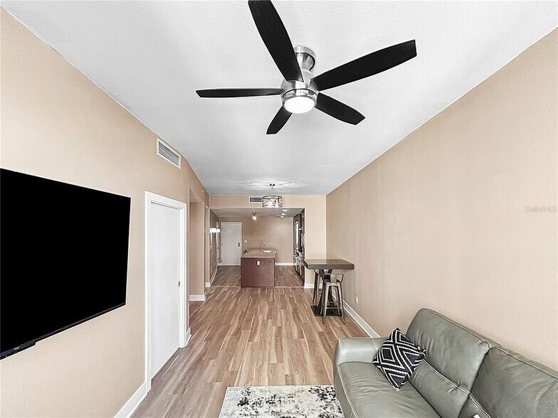 Building Photo - 1120 E Kennedy Blvd