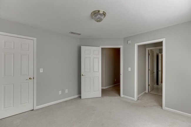 Building Photo - 2885 Towne Village Dr NW