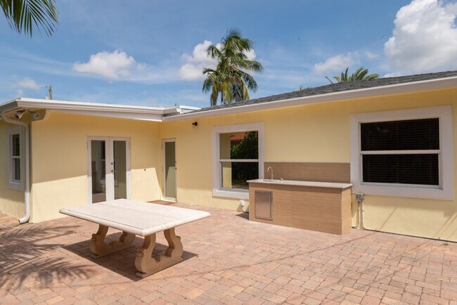 Building Photo - 374 Linda Ln