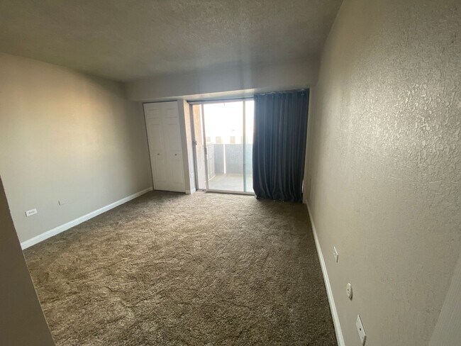 Building Photo - 1 bedroom High Rise Living Downtown