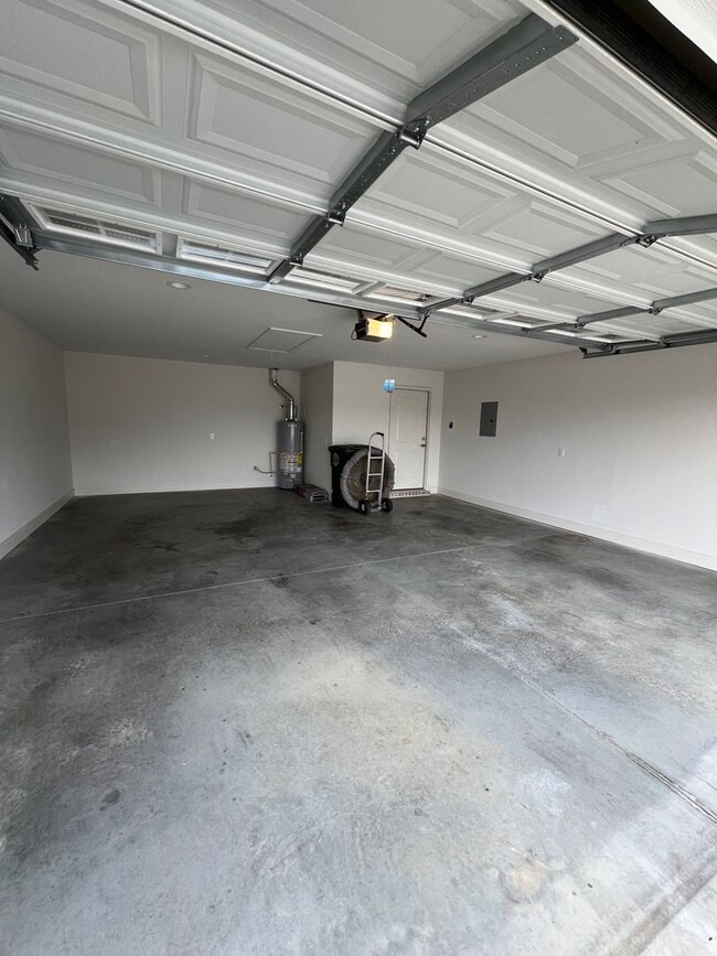 Building Photo - Available May!