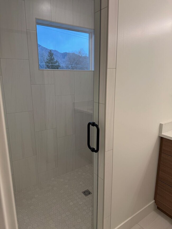 Building Photo - Beautiful townhome with 2 car garage, Central Air and Master Suite