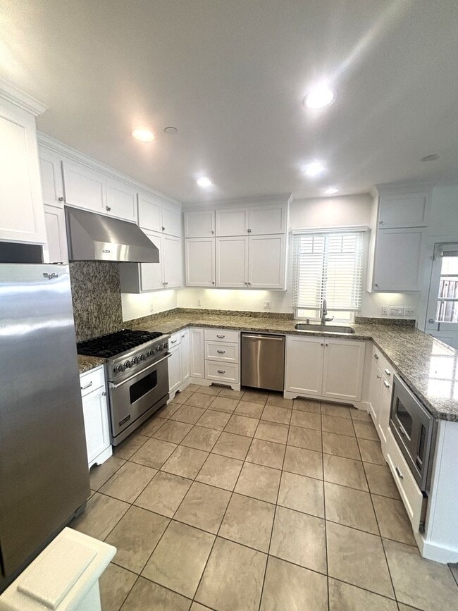 Building Photo - Pet Friendly 4 Bedroom 3.5 Bath Delightful...