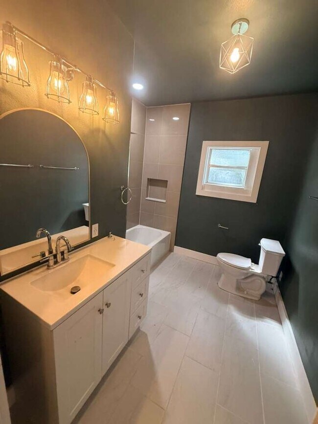 Building Photo - Updated 4/2 Ready for Immediate Move-In