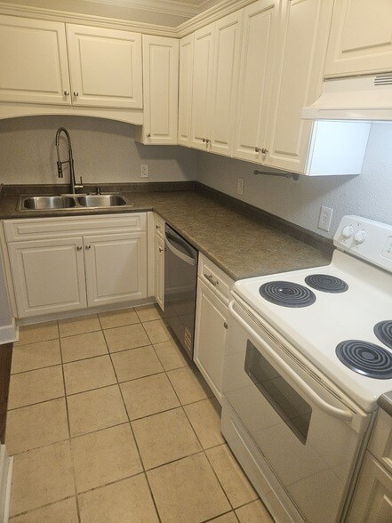 Building Photo - 802 E Main St