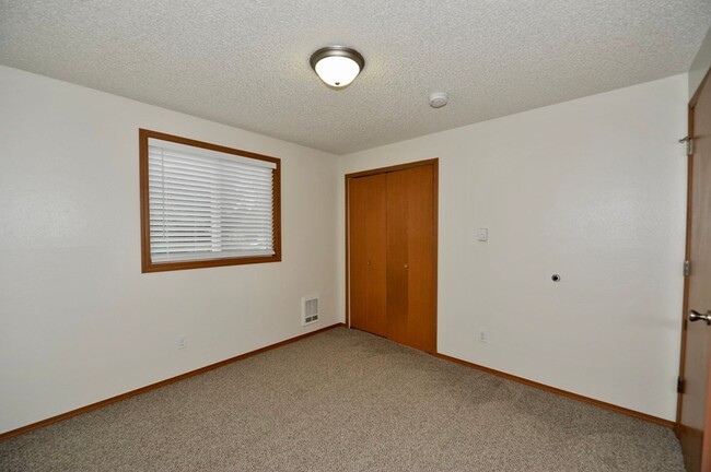 Building Photo - 2 bed 1 bath apartment (4plex building)