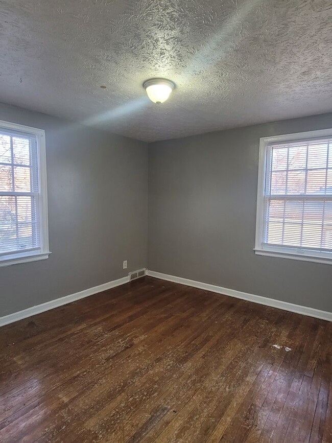 Building Photo - Dundee 2 Bed Townhome!