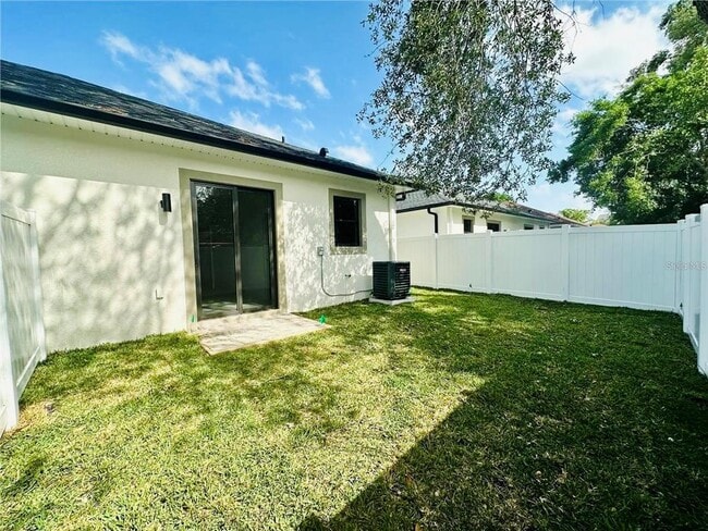 Building Photo - 4106 N Thatcher Ave