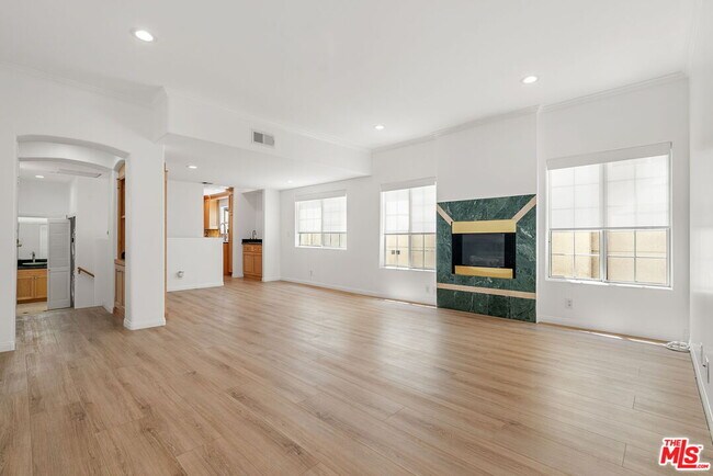 Building Photo - 8646 W Olympic Blvd