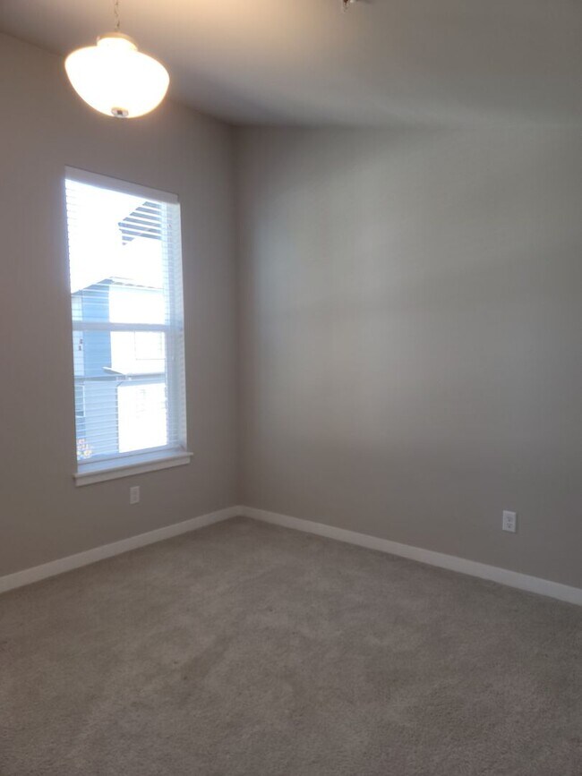 Building Photo - Stunning Tri Level 3/2.5 Townhome in the G...