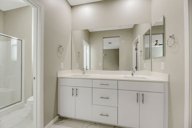 Building Photo - Gorgeous highly upgraded townhouse!