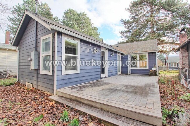 Building Photo - 2 Bed, 1 Bath Bungalow in Vancouver at 4th Plain Blvd and Franklin Ave