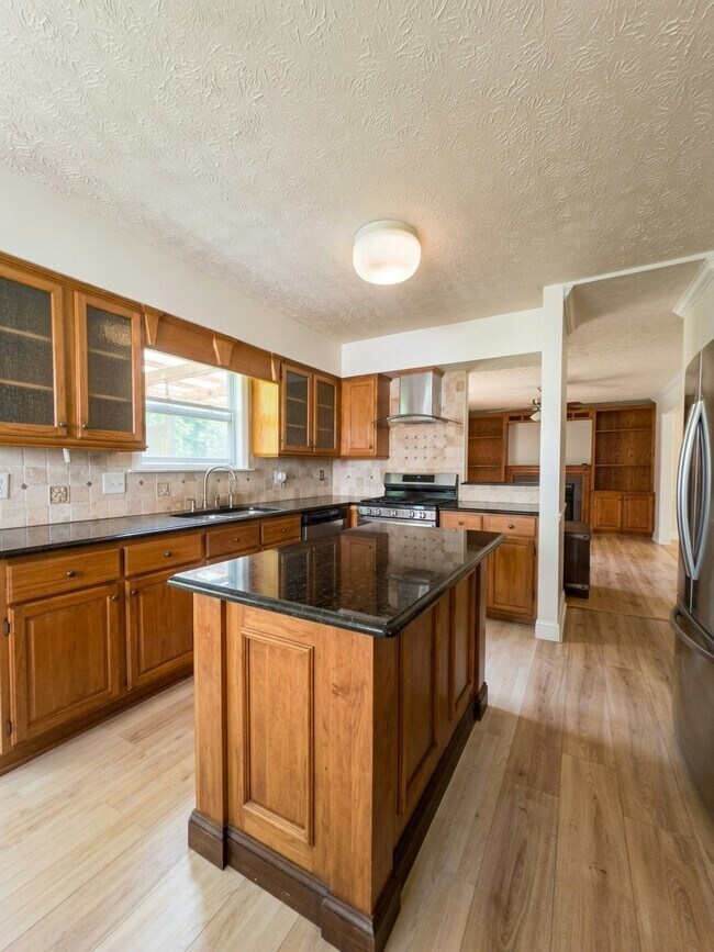 Building Photo - 3920 E Meadow Dr