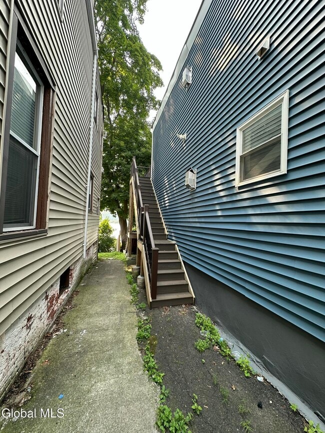 Building Photo - 83 2nd Ave