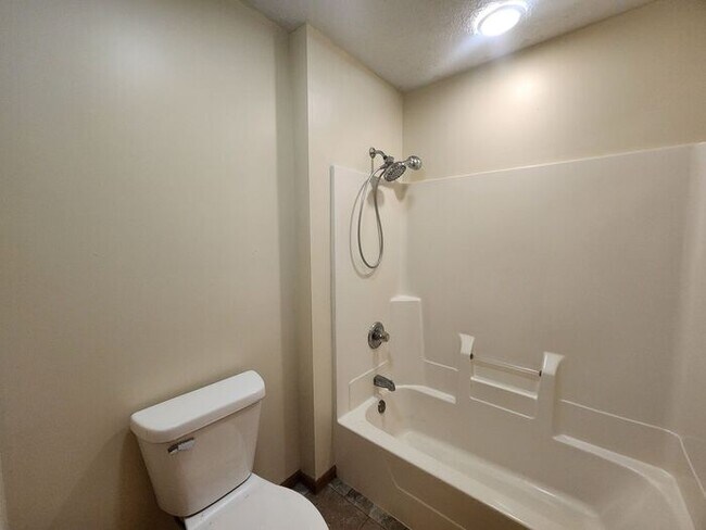 Building Photo - Enjoy comfortable living in this spacious all-electric home