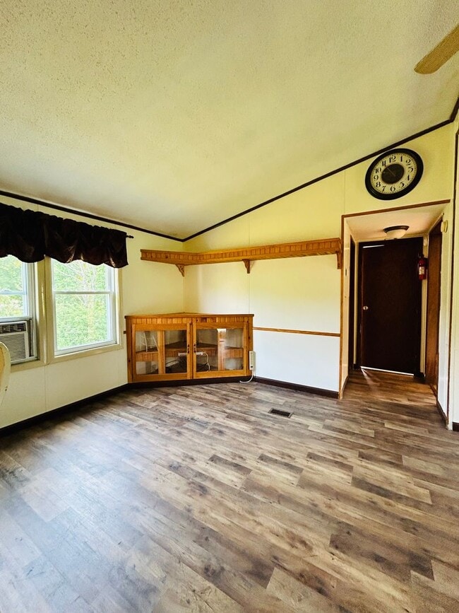 Building Photo - Country 3 Bed / 2 Bath Home for RENT