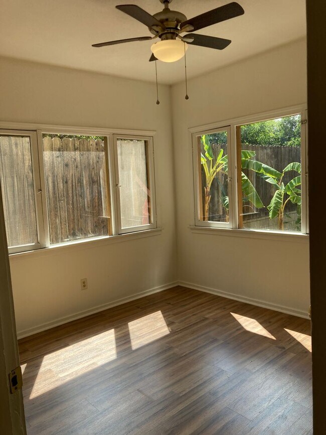 Building Photo - 1015 3/4-929 W Kensington Rd